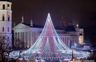 Lithuania exceeds large christmas tree, hanged 700