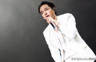 Zhang Yi promotes Shenzhen concert model to illuminate, a suit pure Bai Xi holds too beautiful eye,