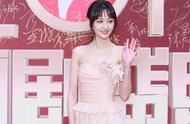 Zheng Shuang wears cake skirt pink tender appear on a country temperament of red carpet of drama gra