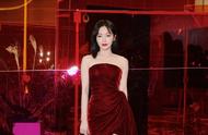 Cost adds Qin Lan yesterday modelling of collect wind Shang Chengdian, skirt of wine red plush shows