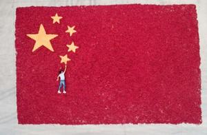 每日壹图：中国｜河南农民1500余斤辣椒拼出国旗迎国庆