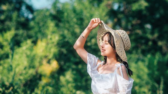 形容女孩大家閨秀平平安安的詩句