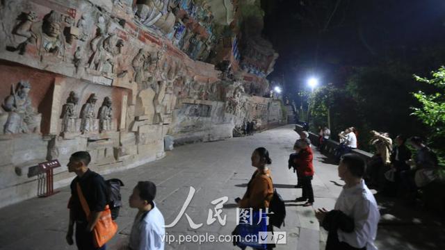 探访大足石刻博物馆 从白昼到夜晚的繁华