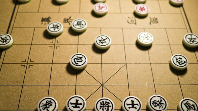 孙子和爷爷下象棋