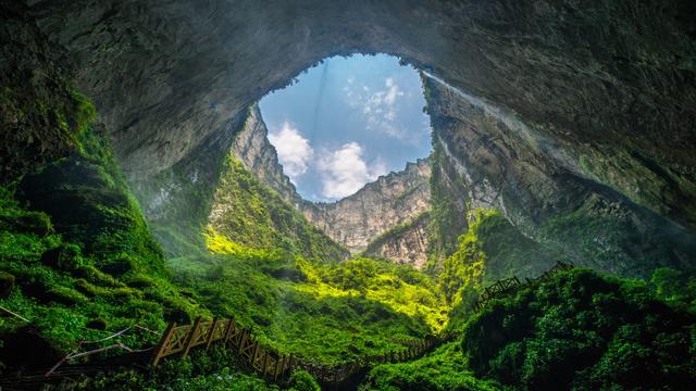 奉节天坑地缝:闻名全球的“天下第一坑”