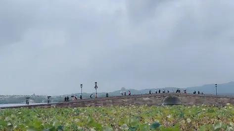 这首诗写的是西湖什么时候的美景