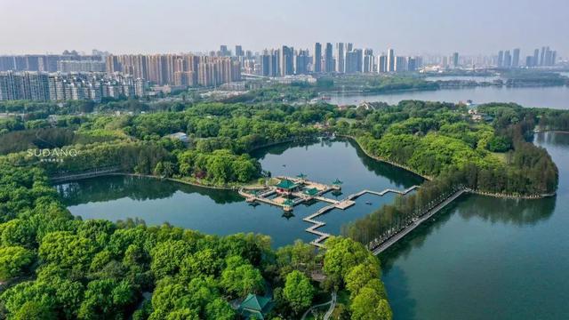 东湖,位于武汉市之东.一九八二年被***列为首批国家重点风景名胜区.