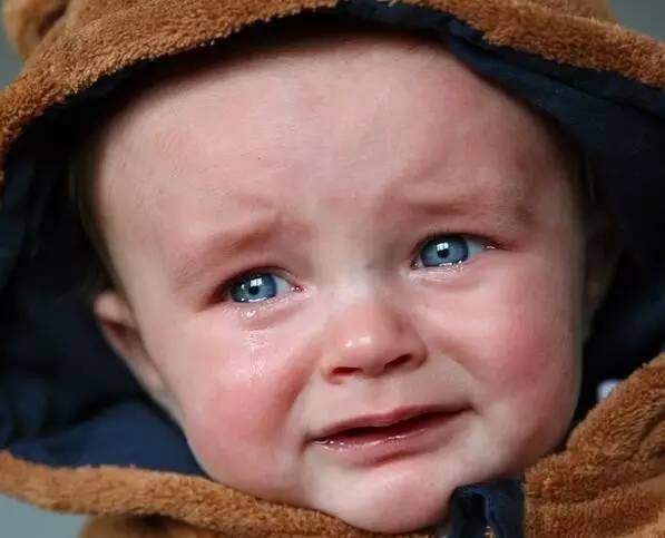 宝宝吃奶哭闹的原因及处理方法