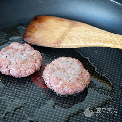 Confuse # of your beef hamburger to eat Western-style food # together