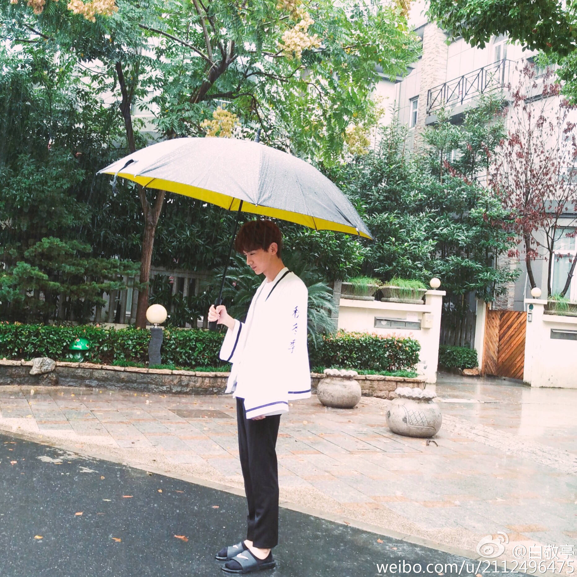 Bai Jingting is wearing slipper to stand in heavy rain, netizen: Had worn the shoe, aspic foot