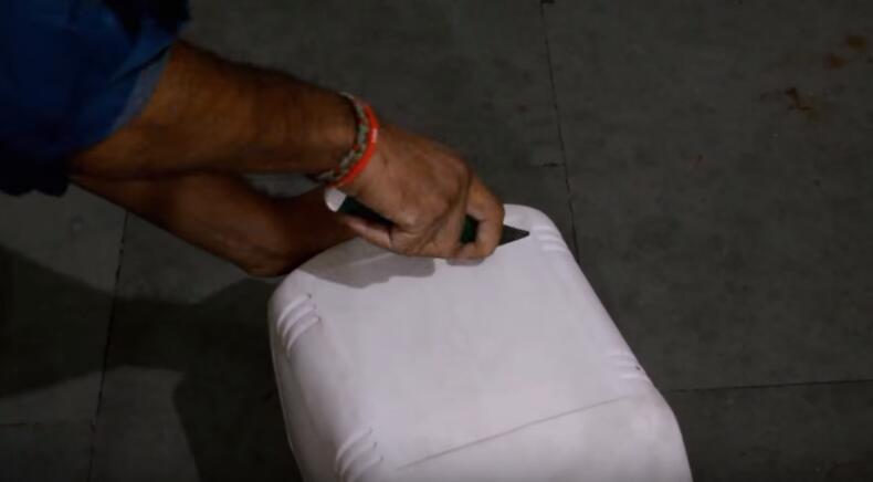 切开塑料桶并装入电热圈，用它刚洗的衣服也能快速烘干