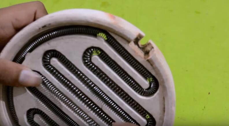 切开塑料桶并装入电热圈，用它刚洗的衣服也能快速烘干