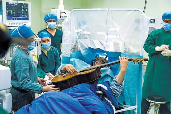 患者手术弹吉他 将电极植入大脑后需要患者评估手术效果