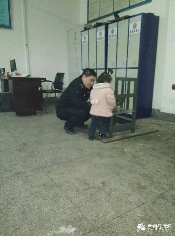 两岁女孩被丢在魏武农贸市场，原因竟是父母在做这件事