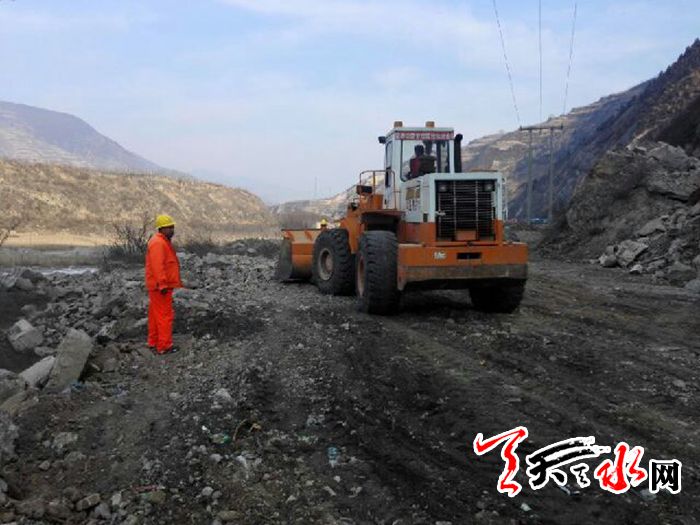 310国道太碌段发生山体塌方 公路部门已抢通便道