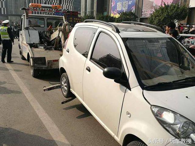 车子跪在路边 叫拖车还有那么多学问！