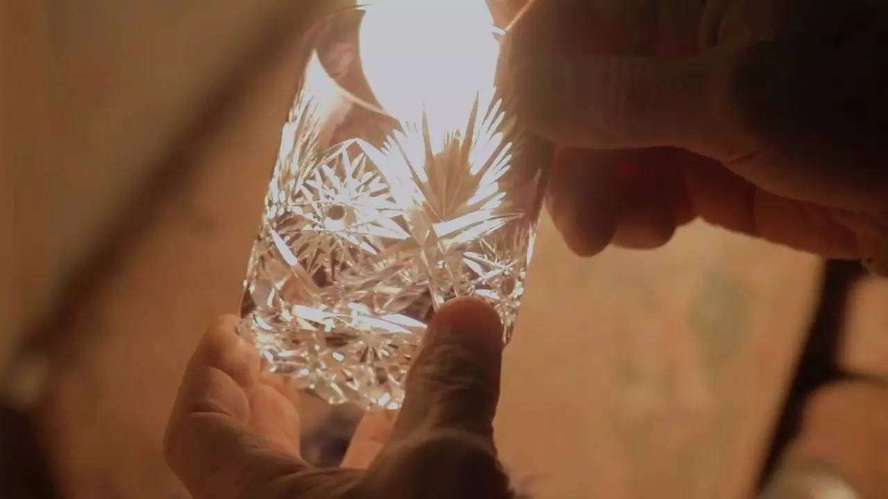 影像丨这门手艺，竟能把玻璃变得和钻石一样闪耀。