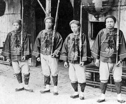 1895年，沙俄迫使日本吐出了辽东半岛，但却占据了中国东北