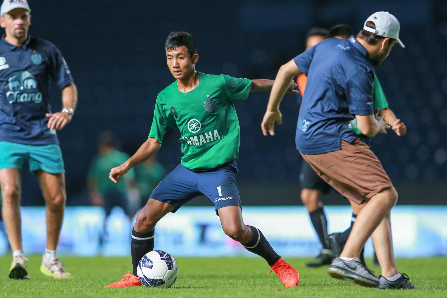 几张高清图带您了解泰国武里南联的青训这才是足球从娃娃抓起