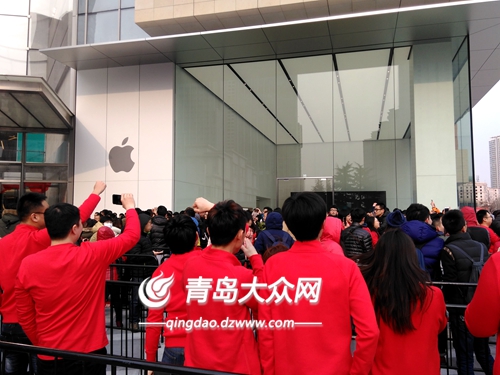 山东首家Apple零售店开业 青岛“果粉”冒严寒捧场