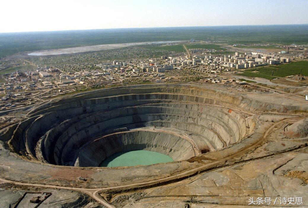 照片实拍俄罗斯超大钻石矿切割厂：现场宛若天坑，可开采三千年