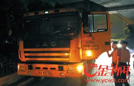 广州:8名泥头车司机乱倒余泥 遭公安部门刑事拘留