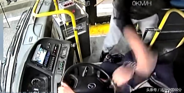 武汉公交司机鼻骨被打骨折，男子跳车窗逃跑