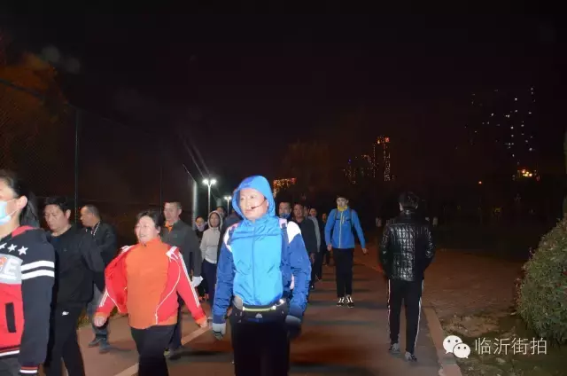 寒风中的激情！夜幕下，临沂滨河边的飒爽英姿的暴走队
