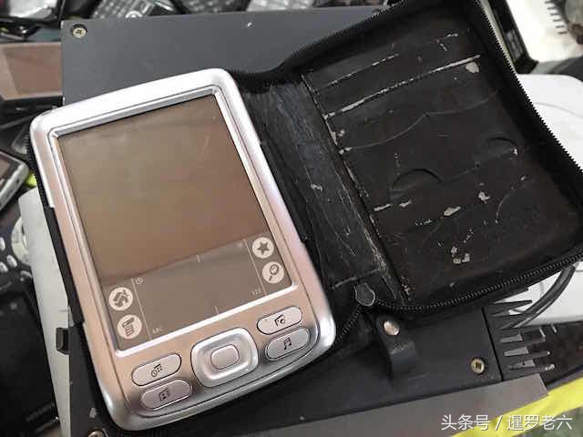 泰国的电子废品销售市场里的这些二手手机，哪种手机上是您以前的追忆？
