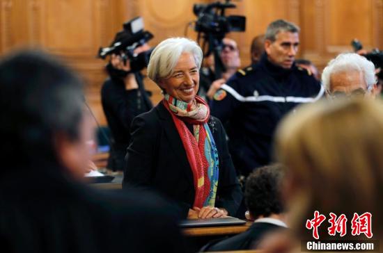 国际货币基金组织总裁涉嫌“渎职” 微笑出庭