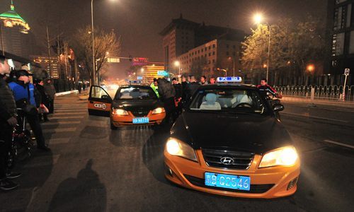 北京“克隆”出租车暗藏玄机 车内查获数张假币