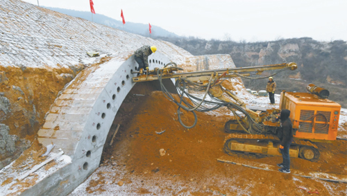 12月11日，太焦高铁TJZQ-8标段老顶山天桥隧道斜井工程正在加紧施工中