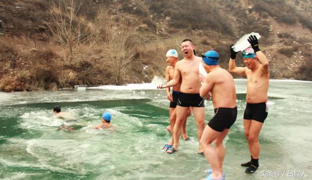 交城县的16个小伙子结伴跳下结了冰的河水，发生了什么？