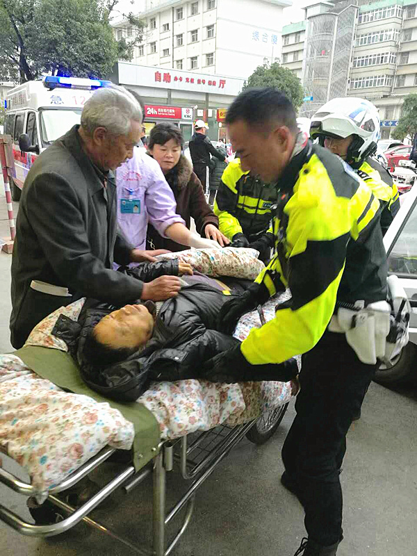 春城骑警及时救助危重病人，让这个冬天不太冷！