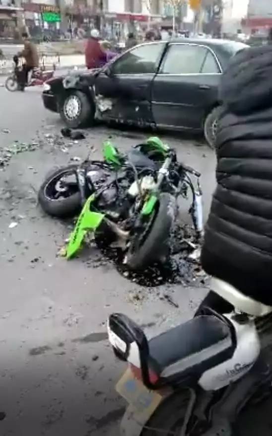 Duang!济南闹市区 均价19万的豪华摩托车与轿车相撞 骑手小伙飞出几十米 大腿与臀部撕裂伤……