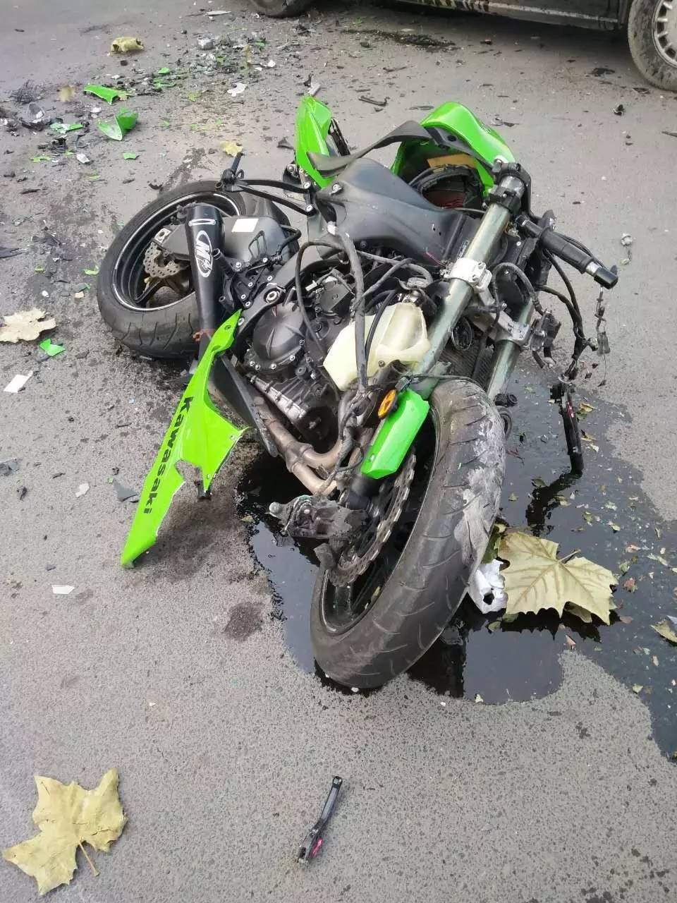 Duang!济南闹市区 均价19万的豪华摩托车与轿车相撞 骑手小伙飞出几十米 大腿与臀部撕裂伤……