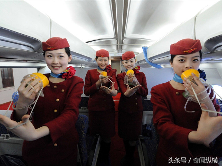 实拍空姐上岗前的培训：礼仪仪态只是最基本的，还要练习多方面