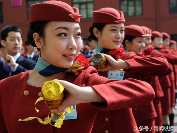 实拍空姐上岗前的培训：礼仪仪态只是最基本的，还要练习多方面