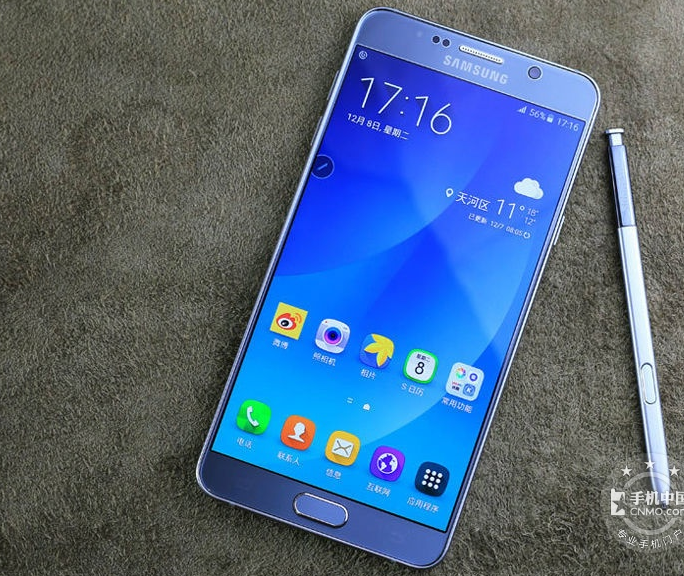 一年前的三星Note5就早已有着超窄外框了,仅仅不张扬不宣传策划