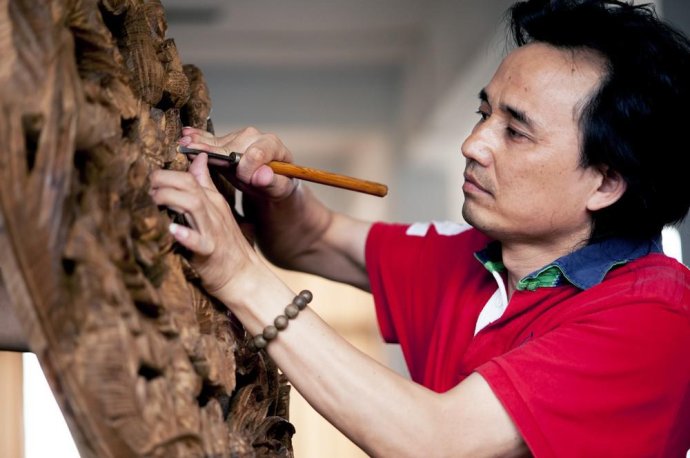 黄小明木雕:刀斧雕琢臻品 时光打造永恒