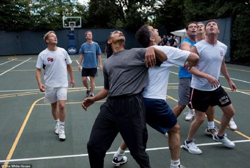 奥巴马NBA(镜头下︰美国总统奥巴马和篮球的随性瞬间)