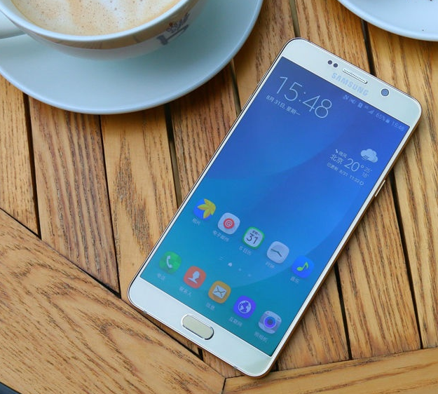 一年前的三星Note5就早已有着超窄外框了,仅仅不张扬不宣传策划