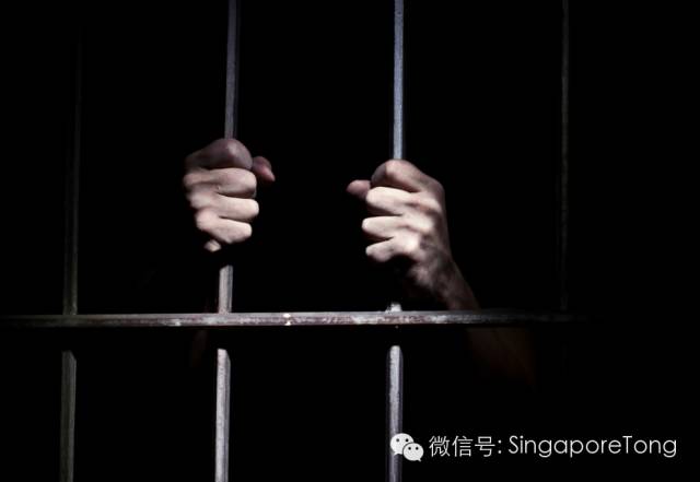 在新加坡持刀抢劫，可被判监14年，鞭刑至少12下！