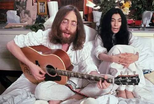 约翰·列侬一缕头发拍卖1万英镑！盘点名人明星们的天价遗物
