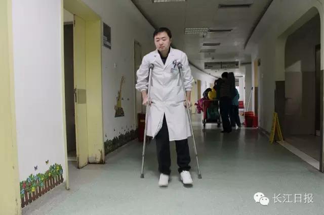 武汉这位儿科医生好“傻”！ 年轻妈妈见到他时简直惊呆了！