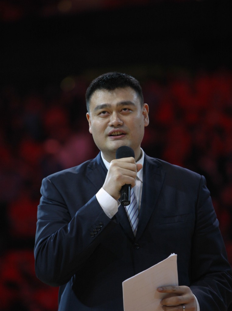 姚明球衣正式退役(篮球——NBA：姚明球衣在火箭队主场退役)