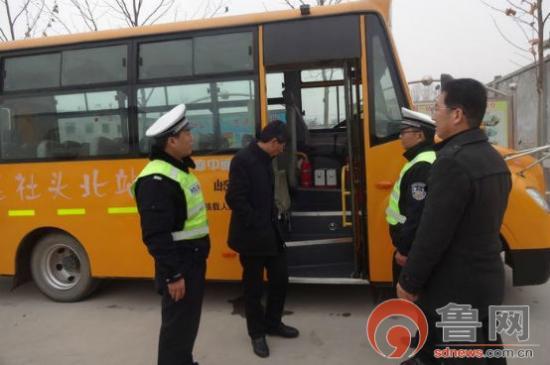 肥城交警加强校车安全监管