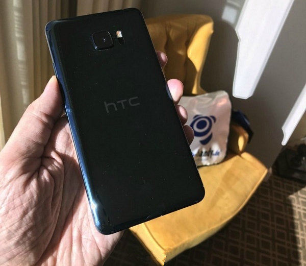 HTC U Ultra被曝出：有着双屏幕，外观设计像三星LG结合体