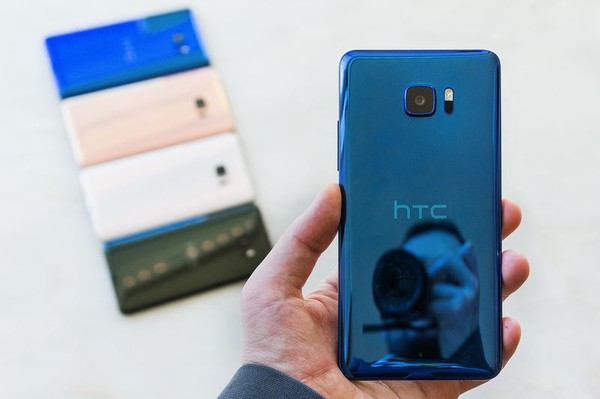 HTC U Ultra入门：惊艳外壳 副显示屏，中国发行不缩水！