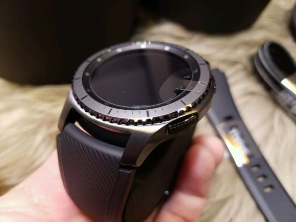 发生爆炸中再生  三星Gear S3腕表拆箱